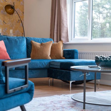 Stylish 4 Bedroom Spacious Retreat With Parking - Sleeps 10 - Families & Contractors Canterbury Exterior foto