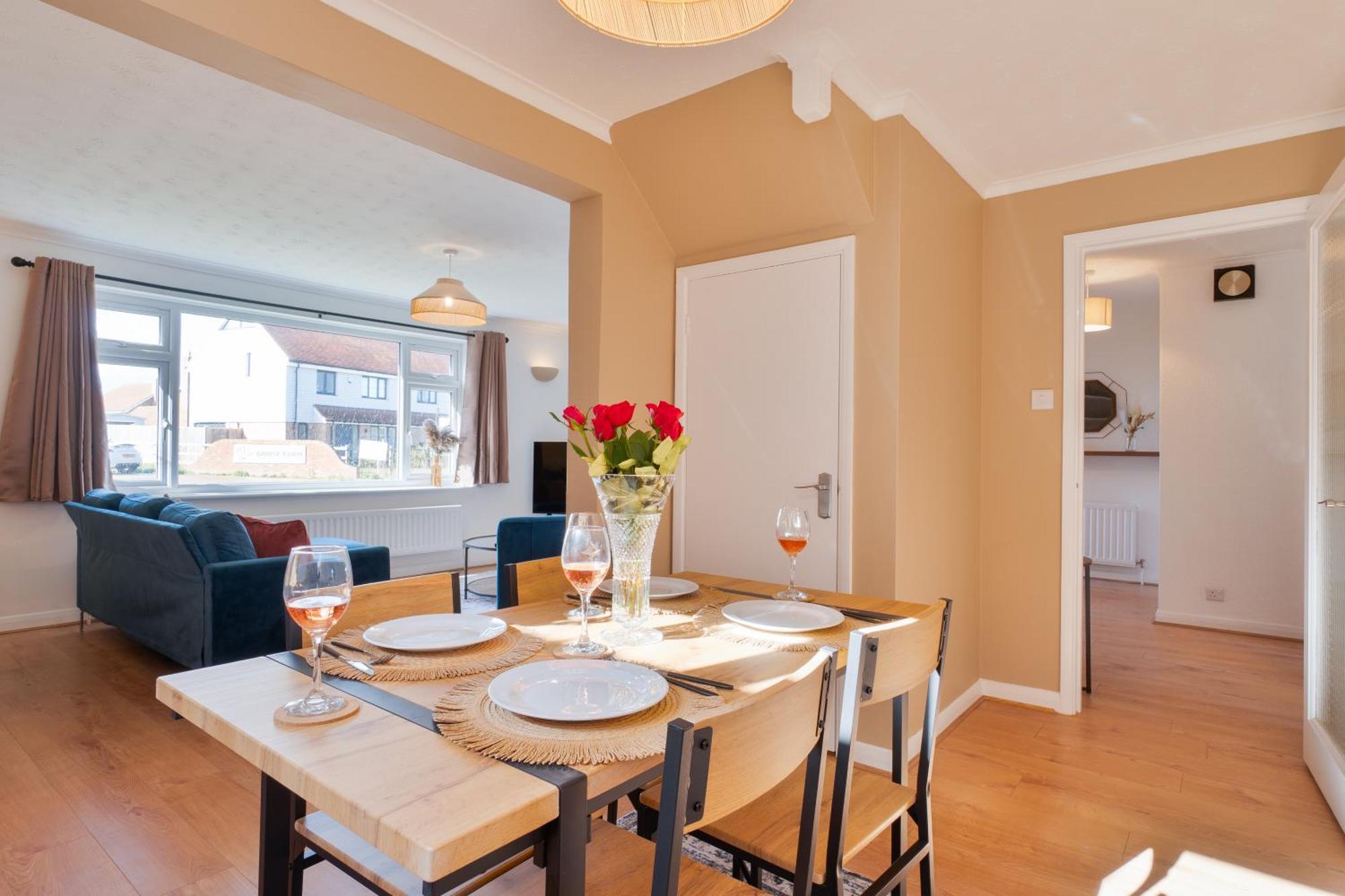 Stylish 4 Bedroom Spacious Retreat With Parking - Sleeps 10 - Families & Contractors Canterbury Exterior foto