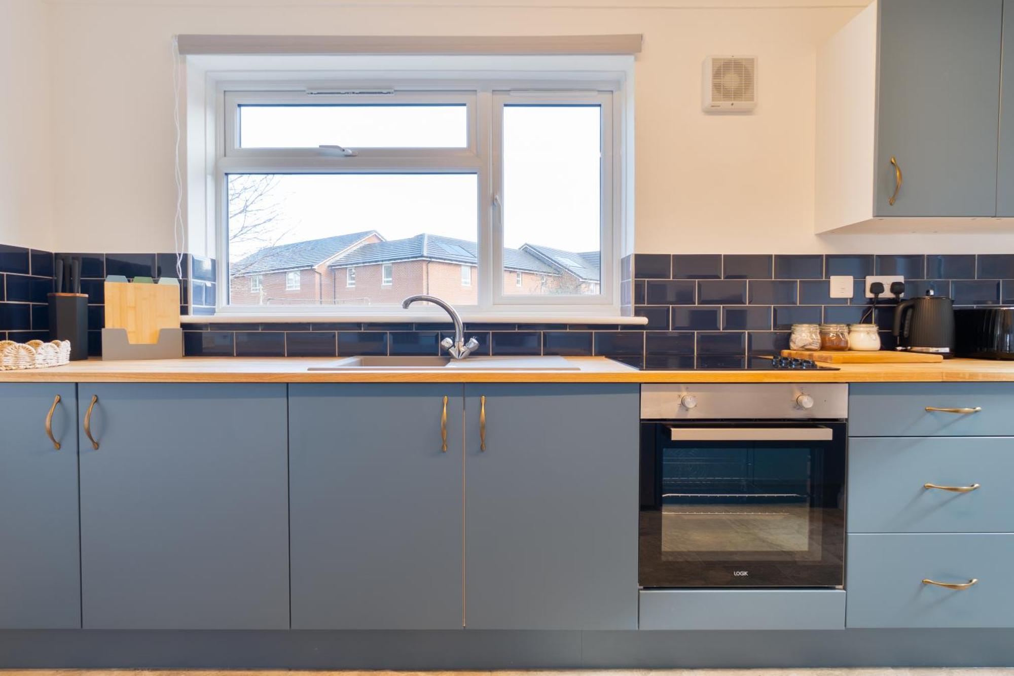 Stylish 4 Bedroom Spacious Retreat With Parking - Sleeps 10 - Families & Contractors Canterbury Exterior foto